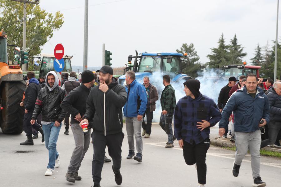 Χημικά και δακρυγόνα κατά των συγκεντρωμένων από τα ΜΑΤ στα Πράσινα Φανάρια