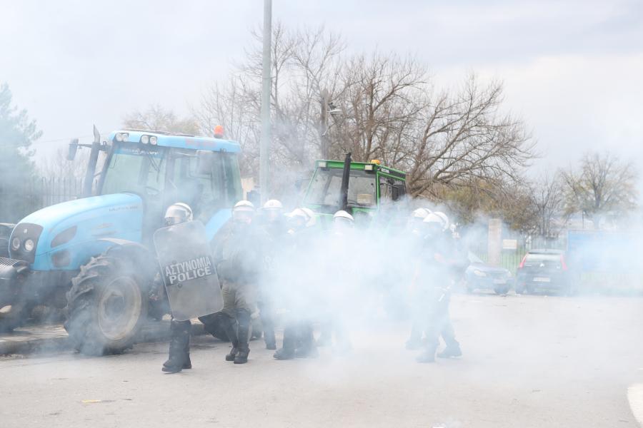 Χημικά και δακρυγόνα κατά των συγκεντρωμένων από τα ΜΑΤ στα Πράσινα Φανάρια