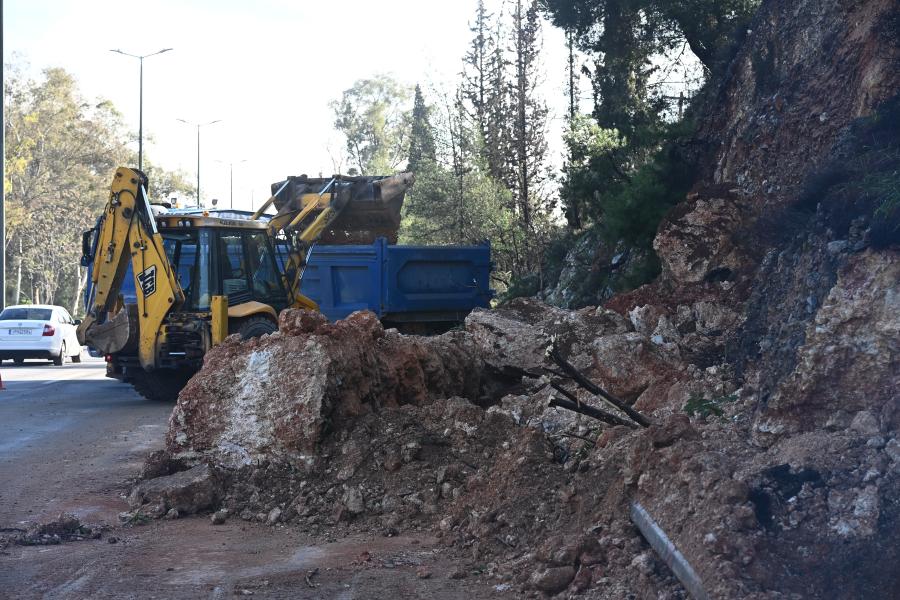 Βράχοι στο οδόστρωμα στη Λεωφόρο Αθηνών