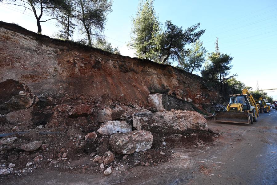 Βράχοι στο οδόστρωμα στη Λεωφόρο Αθηνών