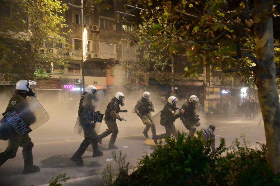 ΜΑΤ επιτίθενται στην πορεία μνήμης για τη δολοφονία του Αλέξανδρου Γρηγορόπουλου (06/12/2025)