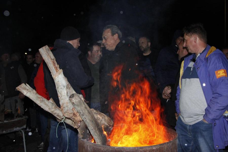 Ο Σωκράτης Φάμελλος στο αγροτικό μπλόκο στη Νίκαια Λάρισας