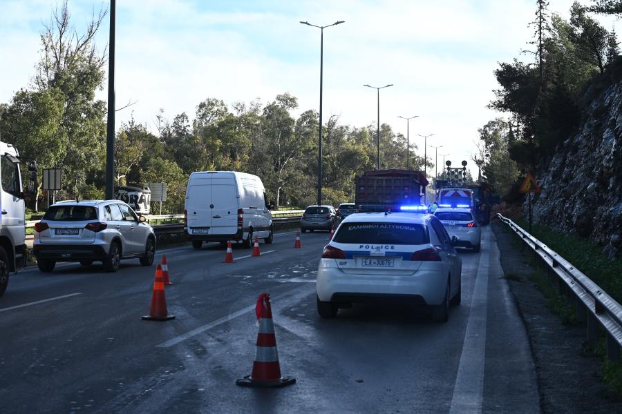 Βράχοι στο οδόστρωμα στη Λεωφόρο Αθηνών