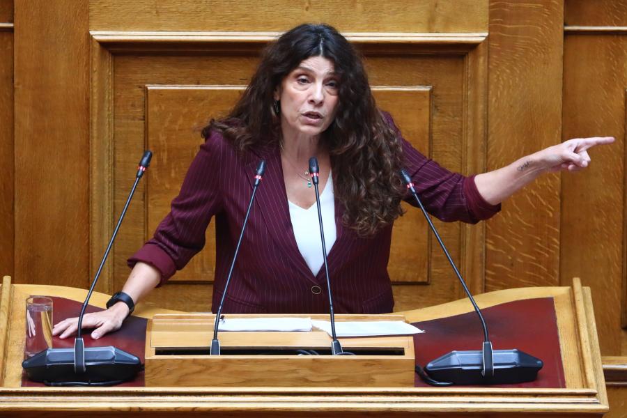Η Πόπη Τσαπανίδου στο βήμα της Βουλής