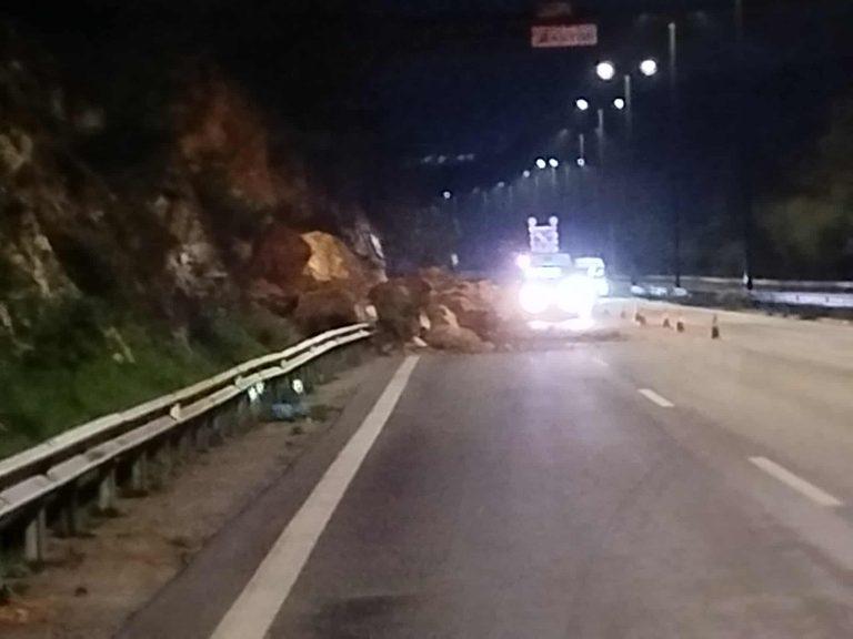 Βράχοι στο οδόστρωμα στη Λεωφόρο Αθηνών