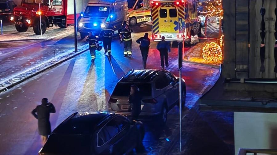 Ασθενοφόρα και πυροσβεστικά οχήματα μετά από έκρηξη σε μπαρ στο Κραν–Μοντανά, στην Ελβετία