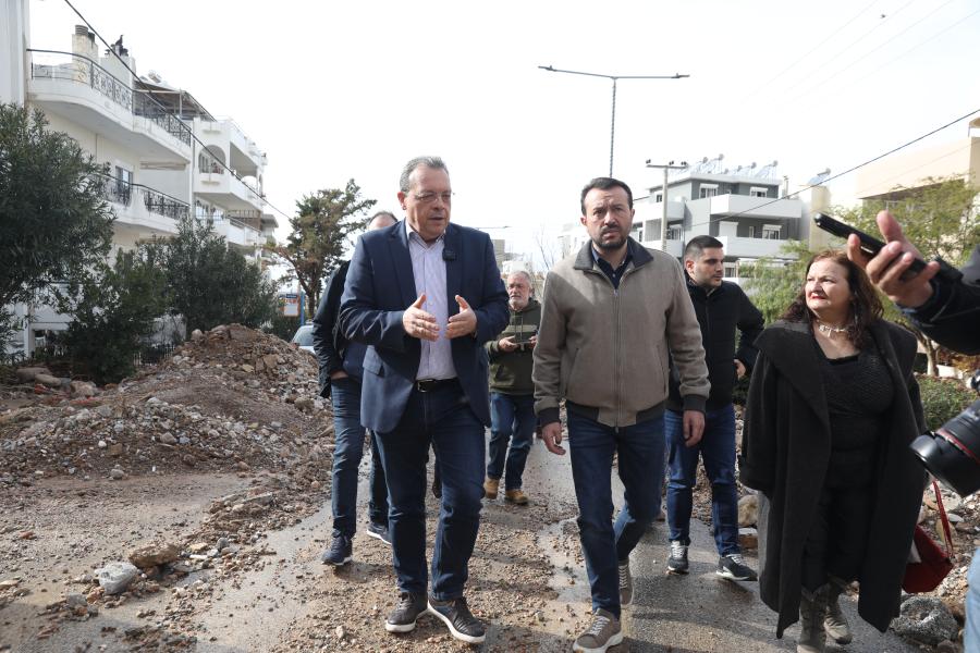 Ο Σωκράτης Φάμελλος στην Άνω Γλυφάδα μετά την κακοκαιρία