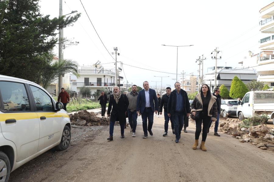 Ο Σωκράτης Φάμελλος στην Άνω Γλυφάδα μετά την κακοκαιρία