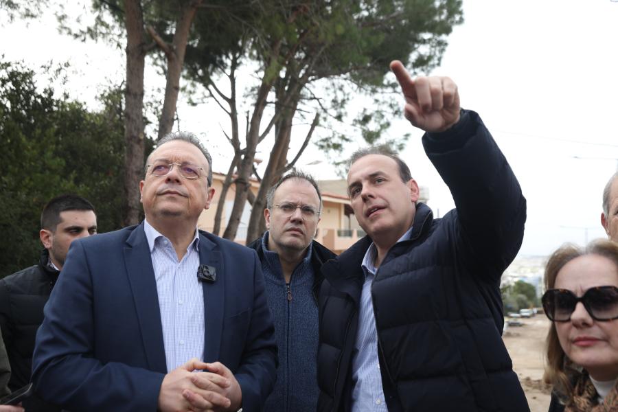 Ο Σωκράτης Φάμελλος στην Άνω Γλυφάδα μετά την κακοκαιρία