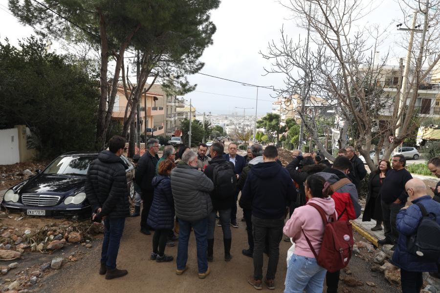 Ο Σωκράτης Φάμελλος στην Άνω Γλυφάδα μετά την κακοκαιρία