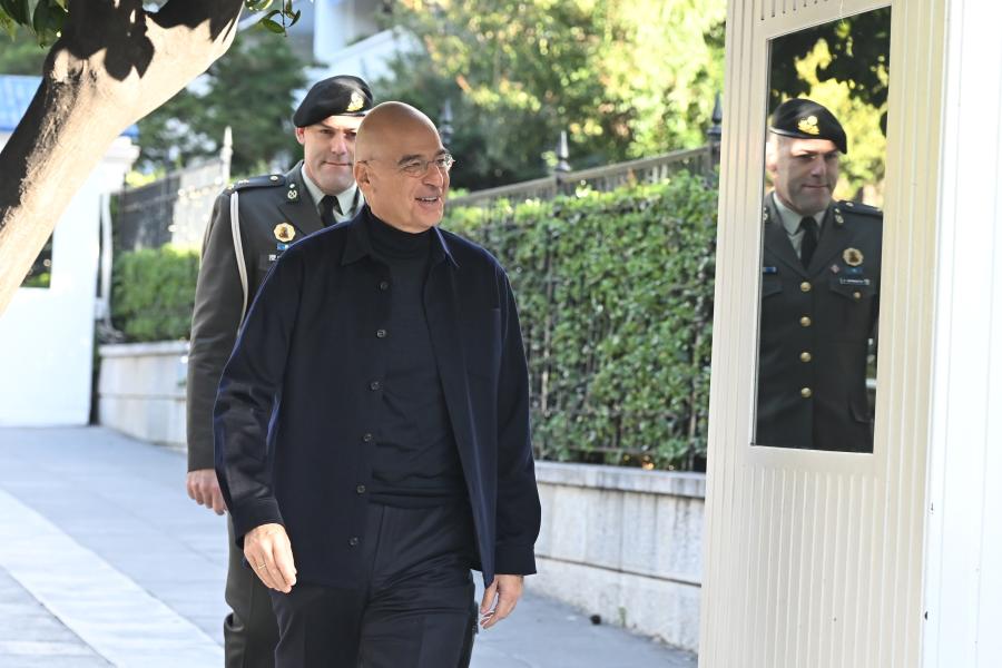 Ο Νίκος Δένδιας προσέρχεται στη συνεδρίαση του ΚΥΣΕΑ υπό τον πρωθυπουργό Κυρ. Μητσοτάκη