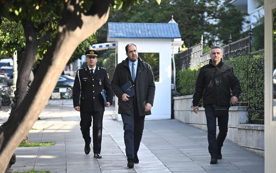 Ο Γιάννης Κεφαλογιάννης προσέρχεται στη συνεδρίαση του ΚΥΣΕΑ υπό τον πρωθυπουργό Κυρ. Μητσοτάκη