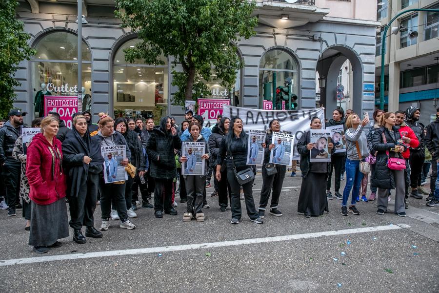 Διαμαρτυρία συγγενών 30χρονού έξω από το δικαστήριο 