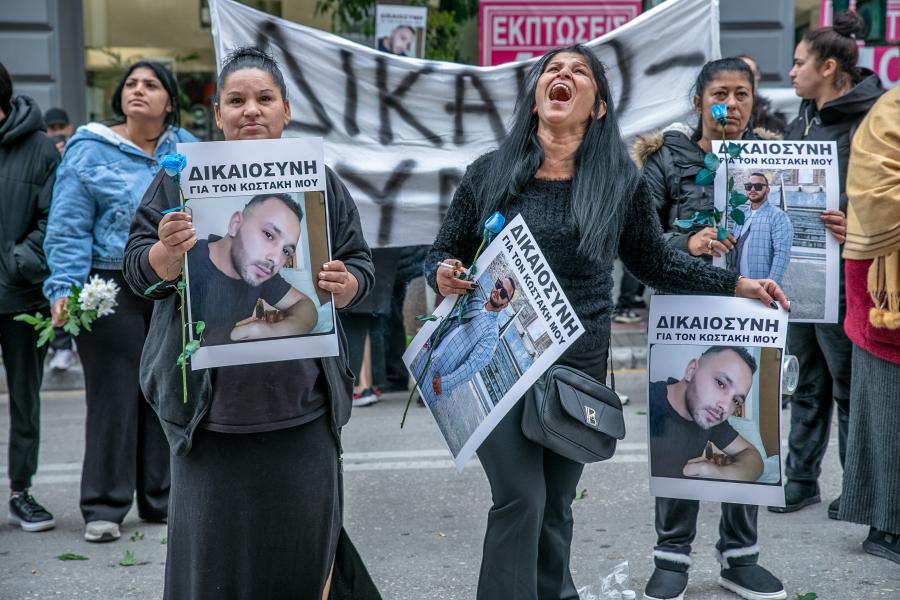 Διαμαρτυρία συγγενών 30χρονού έξω από το δικαστήριο 