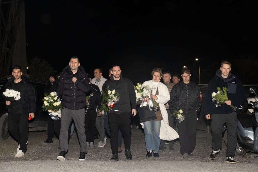 Ο προπονητής και στελέχη του ΠΑΟΚ στην Τούμπα μετά το τροχαίο στη Ρουμανία με νεκρούς 7 οπαδούς της ομάδας