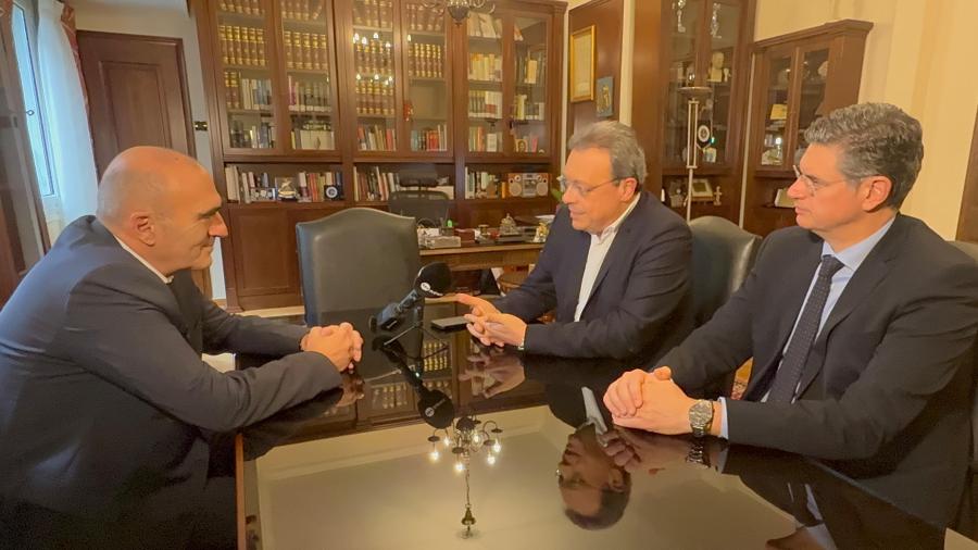 Ο Σωκράτης Φάμελλος με τον πρόεδρο του ΔΣΑ, Ανδρέα Κουτσόλαμπρο