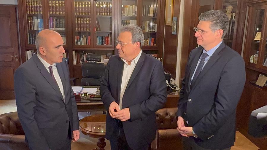 Ο Σωκράτης Φάμελλος με τον πρόεδρο του ΔΣΑ, Ανδρέα Κουτσόλαμπρο