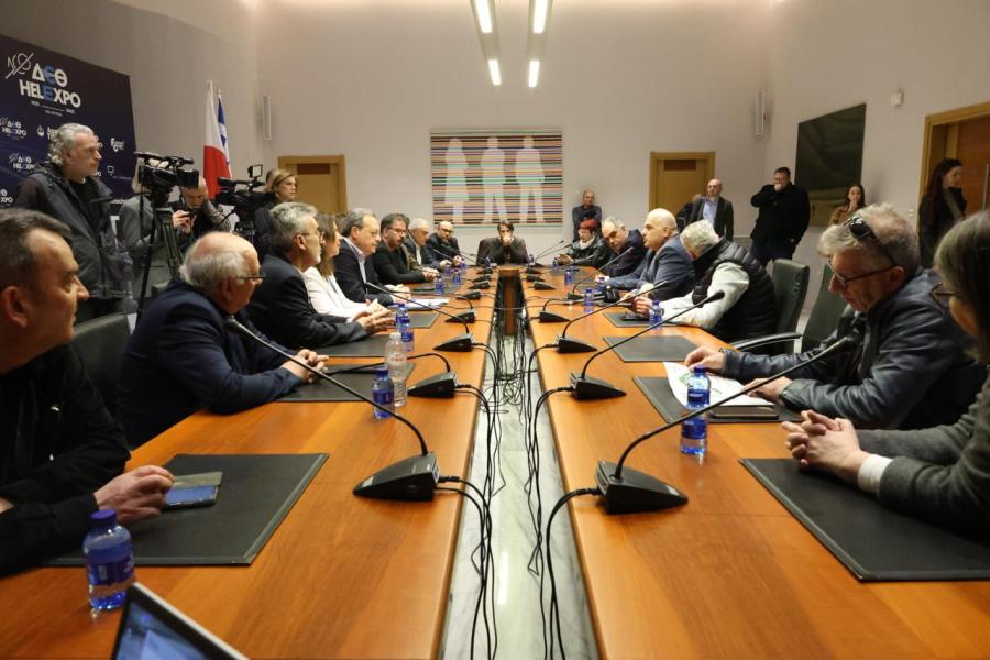 Ο Σωκράτης Φάμελλος κατά τη συνάντηση του με τη νέα διοίκηση της ΔΕΘ-HELEXPO