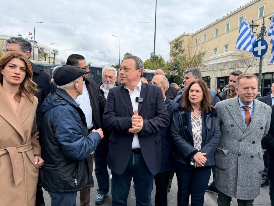 Συνάντηση του προέδρου του ΣΥΡΙΖΑ-ΠΣ, Σωκράτη Φάμελλου με επαγγελματίες των ταξί στο Σύνταγμα