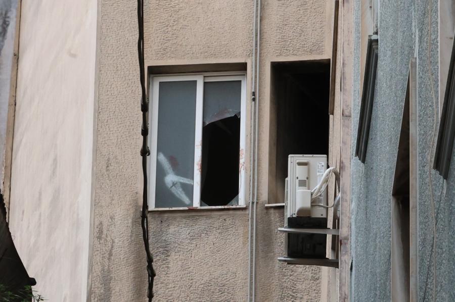 Το σπασμένο παράθυρο από το οποίο έπεσε η γυναίκα στην οδό Κολοκοτρώνη