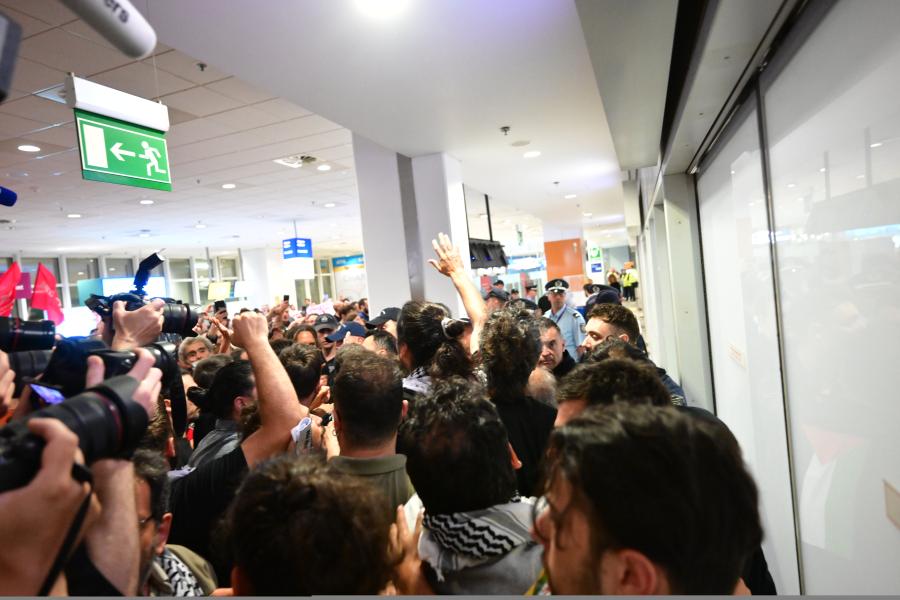 Θερμή υποδοχή της ελληνικής αποστολής του Global Sumud Flotilla στο Ελ. Βενιζέλος