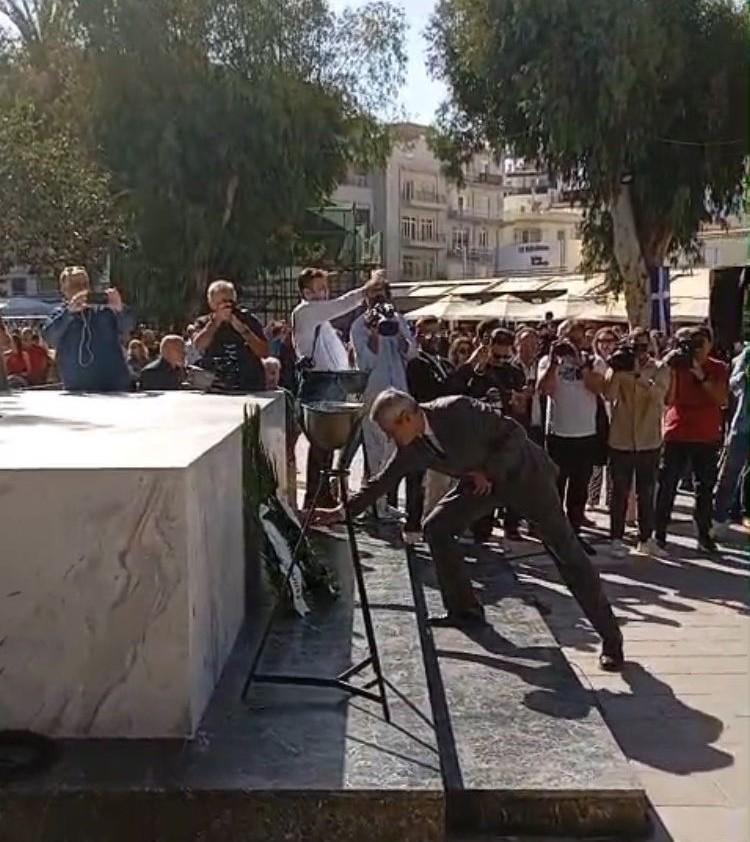 Ο Χάρης Μαμουλάκης σε κατάθεση στεφάνου