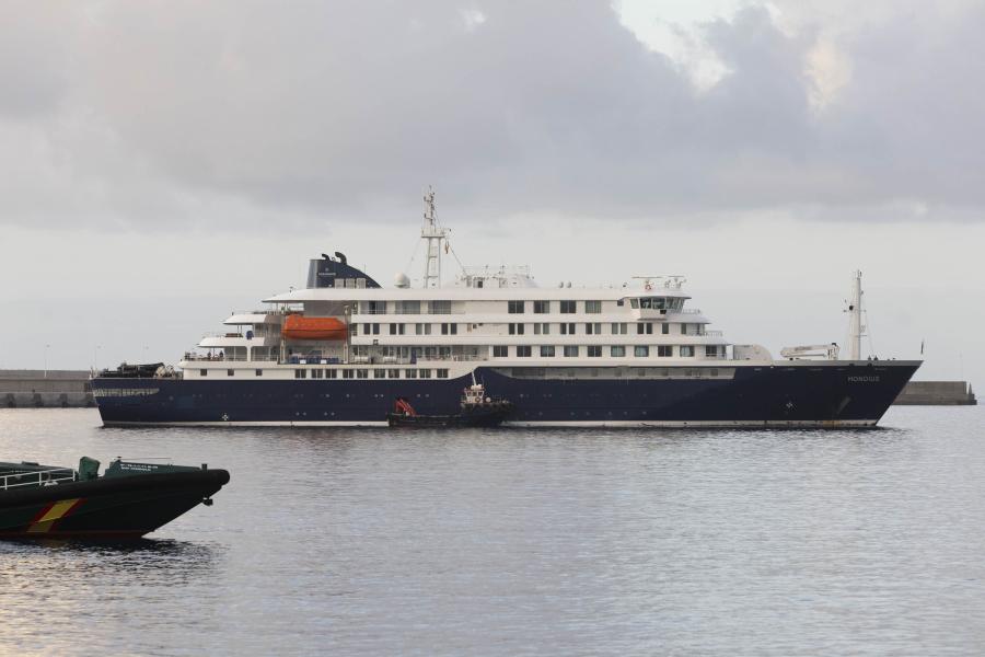 Το κρουαζιερόπλοιο Hondius έχει αγκυροβολήσει στο λιμάνι της Τενερίφης για να αποβιβάσει επιβάτες
