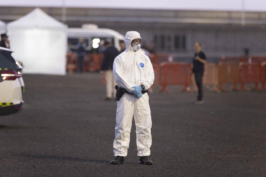 Υγειονομικός με στολή προστασίας στο λιμάνι της Τενερίφης