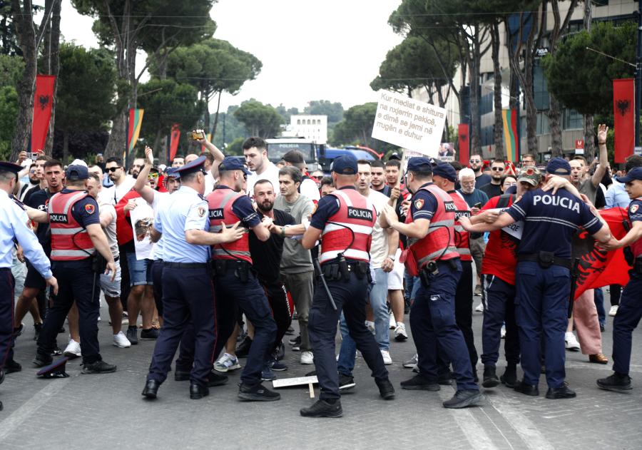Διαδηλώσεις στην Αλβανία κατά του τουριστικού θέρετρου που συνδέεται με τον γαμπρό του Τραμπ