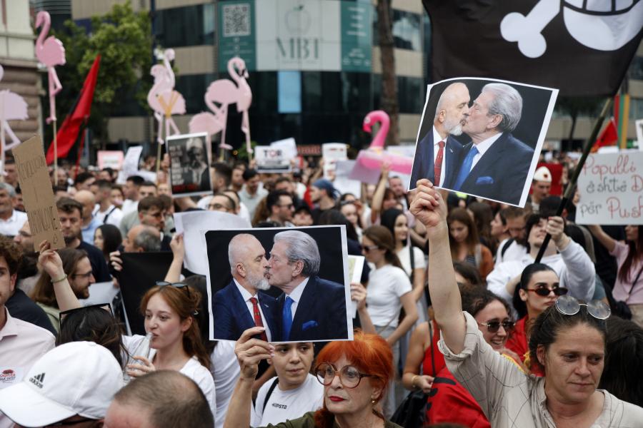 Διαδηλώσεις στην Αλβανία κατά του τουριστικού θέρετρου που συνδέεται με τον γαμπρό του Τραμπ
