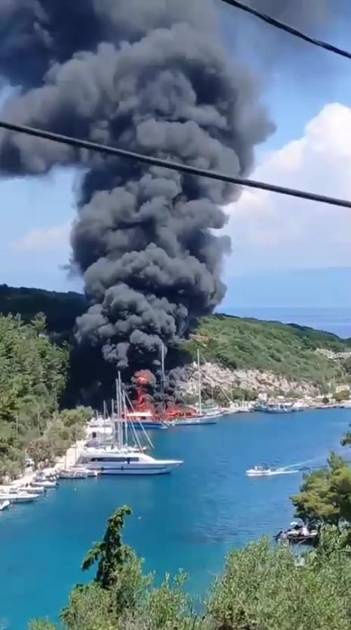 Φωτιά σε σκάφη στους Παξούς