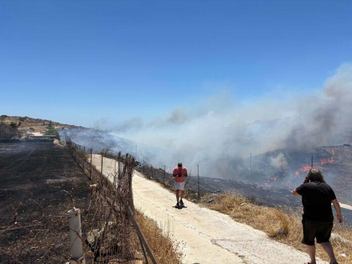 Φωτιά στη Σύρο, εκδηλώθηκε στην περιοχή της Αμπέλας