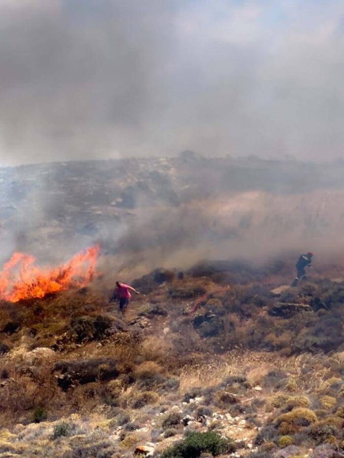 Φωτιά στη Σύρο, εκδηλώθηκε στην περιοχή της Αμπέλας