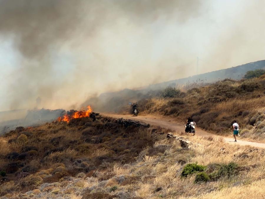 Φωτιά στη Σύρο, εκδηλώθηκε στην περιοχή της Αμπέλας