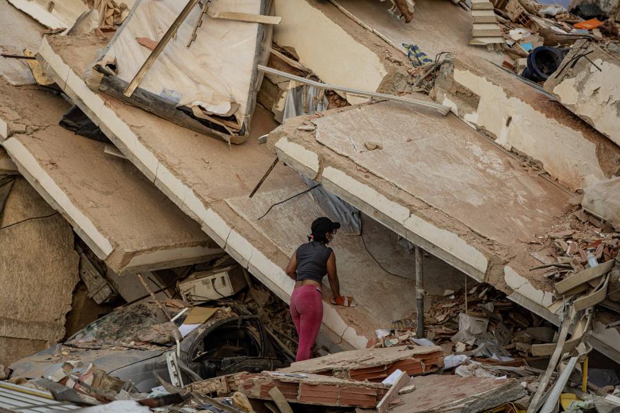 Μια γυναίκα κοιτάζει σε ένα κτίριο που υπέστη ζημιές από τους σεισμούς στη Λα Γκουάιρα της Βενεζουέλας, 27 Ιουνίου 2026