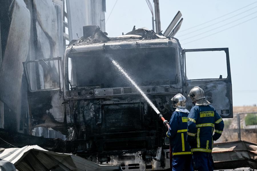 Έκρηξη και φωτιά σε εργοστάσιο στα Εξαμίλια Κορίνθου