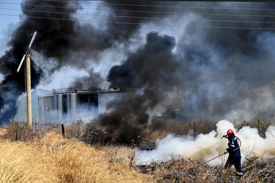 Έκρηξη και φωτιά σε εργοστάσιο στα Εξαμίλια Κορίνθου