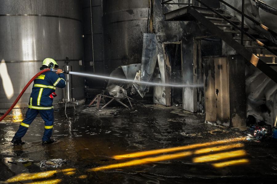 Έκρηξη και φωτιά σε εργοστάσιο στα Εξαμίλια Κορίνθου