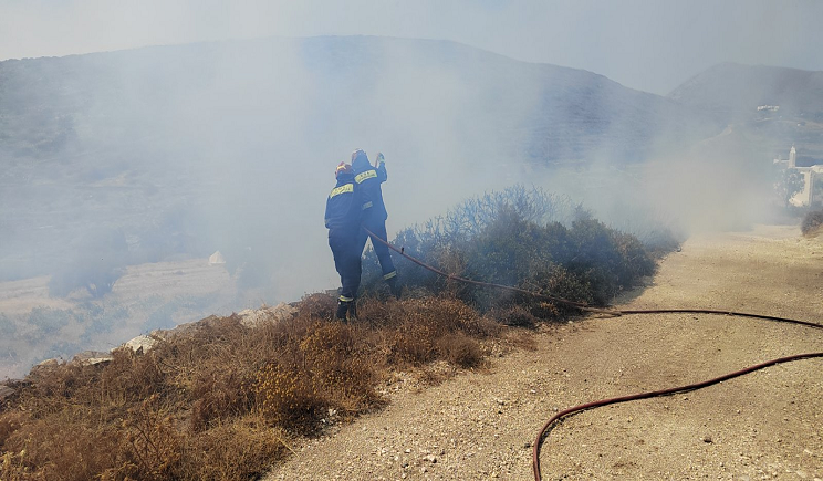 Πυροσβέστες επιχειρούν στην φωτιά που καίει στην Πάρο