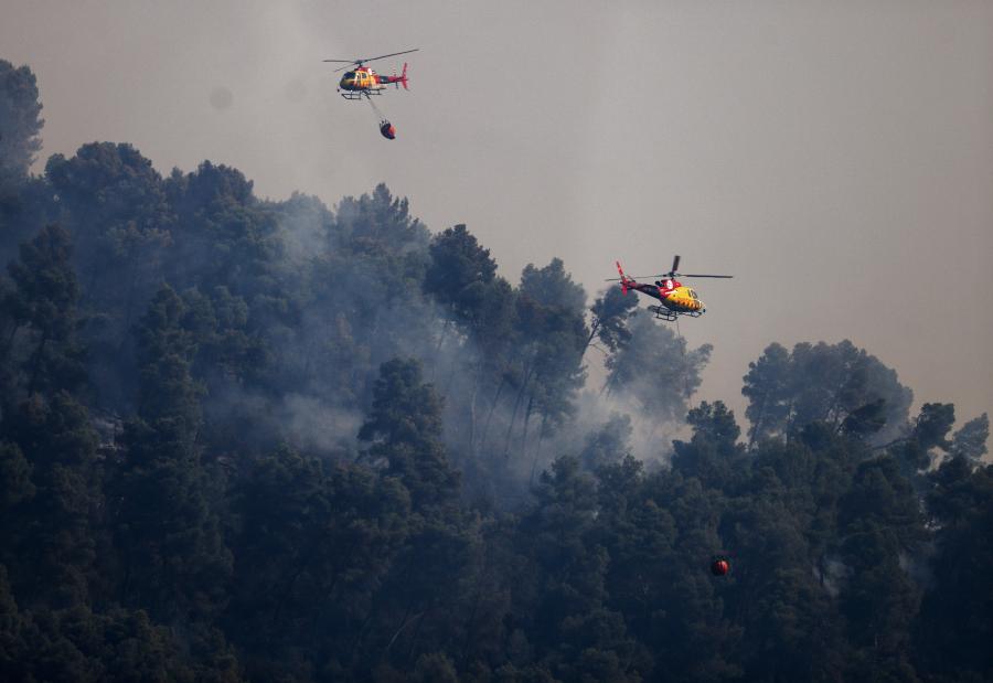 Δύο πυροσβεστικά ελικόπτερα ρίχνουν νερό πάνω σε μια δασική πυρκαγιά κοντά στη Βαρκελώνη, 07/07/2026