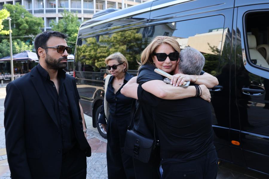 Κηδεία της ηθοποιού Μάρως Κοντού – Η εξόδιος ακολουθία στην Μητρόπολη Αθηνών