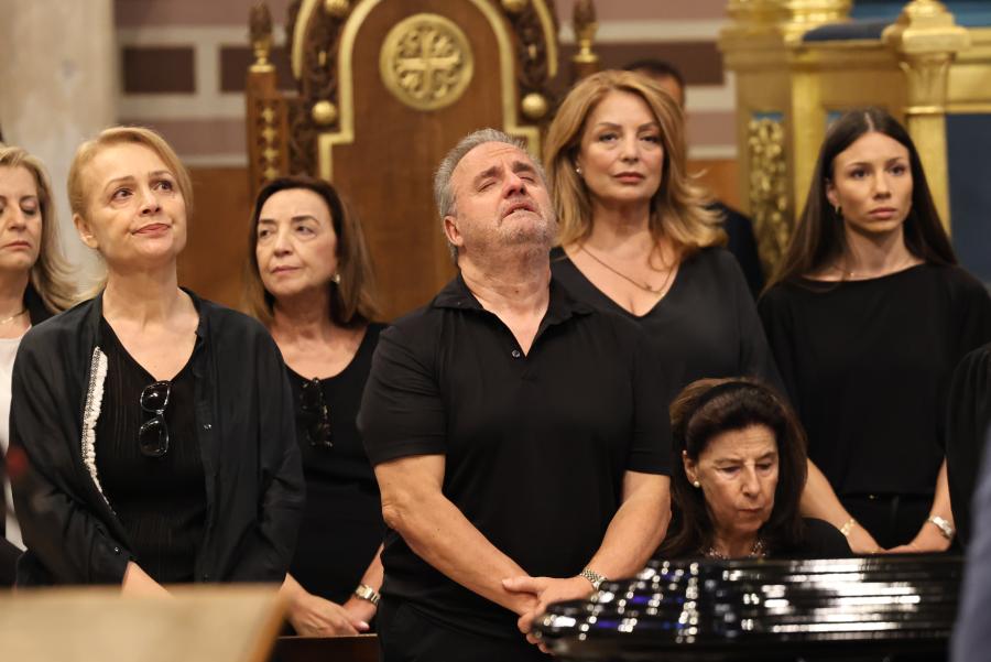 Κηδεία της ηθοποιού Μάρως Κοντού – Η εξόδιος ακολουθία στην Μητρόπολη Αθηνών