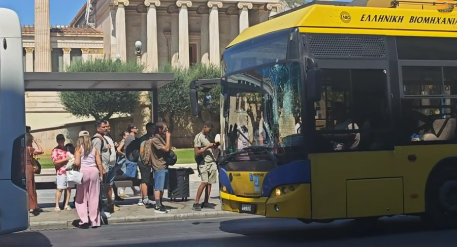 Σπασμένο παρμπρίζ τρόλεϊ μετά από σύγκρουση με λεωφορείο