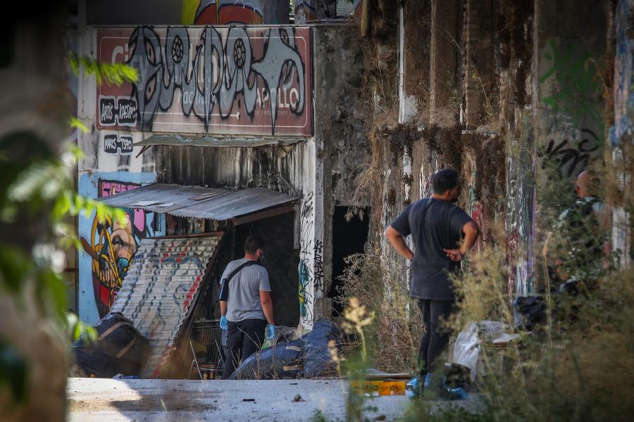 Αστυνομία στο σημείο όπου βρέθηκε σορός γυναίκας σε βαλίτσα στην Κυψέλη