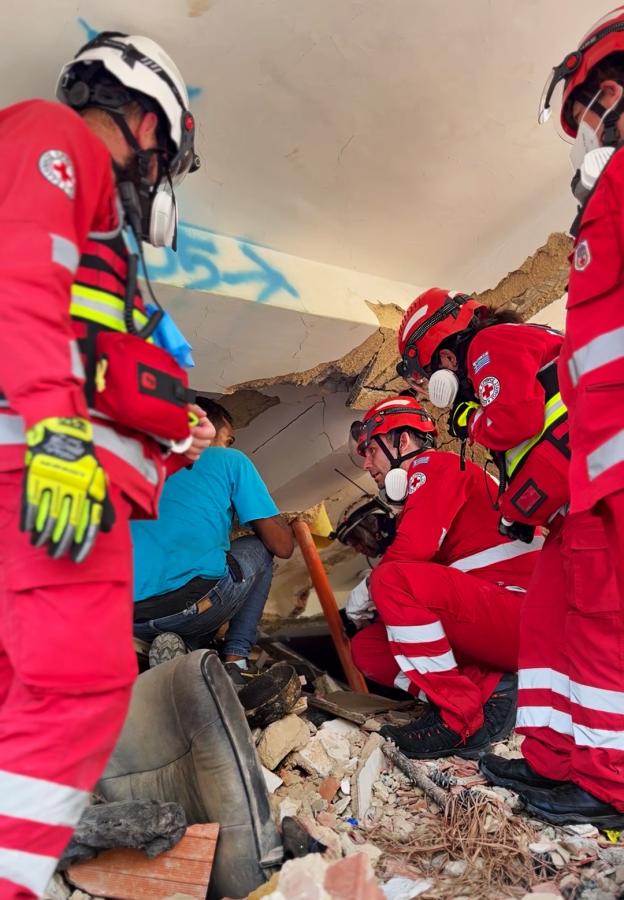 Διασώστες του ελληνικού ερυθρού σταυρού στη Βενεζουέλα για τους σεισμούς