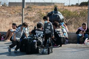 ΠΡΟΣΦΥΓΕΣ ΠΑΙΔΙΑ ΜΕ ΠΡΑΓΜΑΤΑ