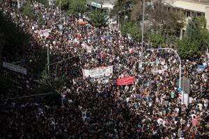 Πλήθος έξω από το Εφετείο Αθηνών αναμένει την απόφαση στη δίκη της ΧΑ