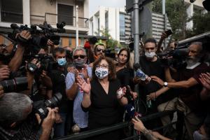 Οι γονείς του Παύλου Φύσσα έξω από το Εφετείο Αθηνών