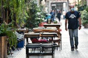 Άνθρωπος δίπλα σε κατάστημα εστίασης
