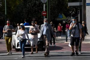 Πολίτες στην Αθήνα με μάσκες λόγω covid19